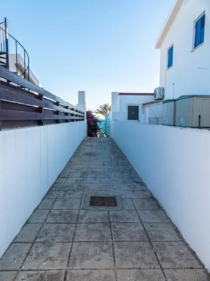 Greek Island Style 2 Bedroom Villa With Pool Next To The Sea Larnaca Cypern