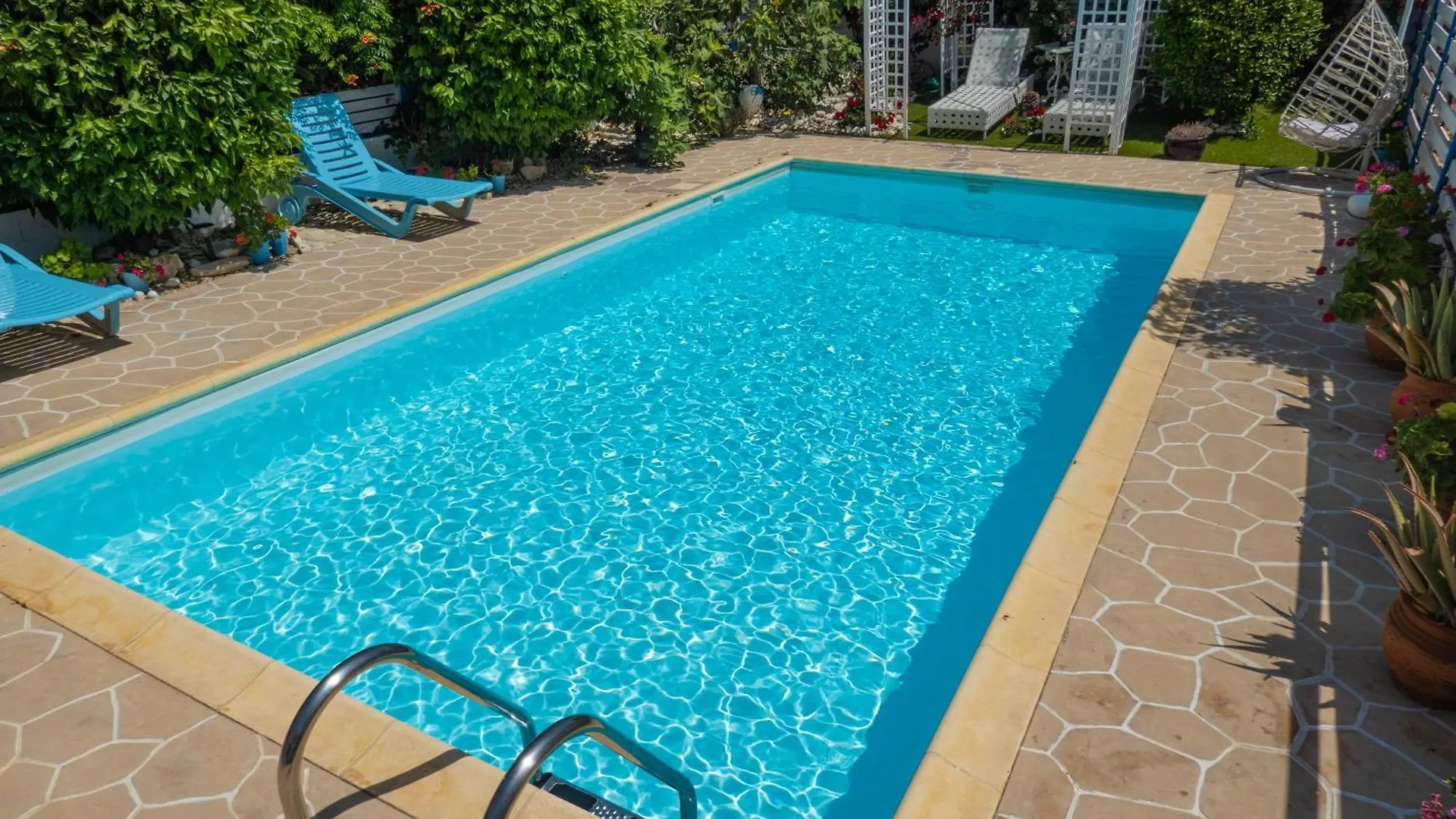 Greek Island Style 2 Bedroom Villa With Pool Next To The Sea Larnaca